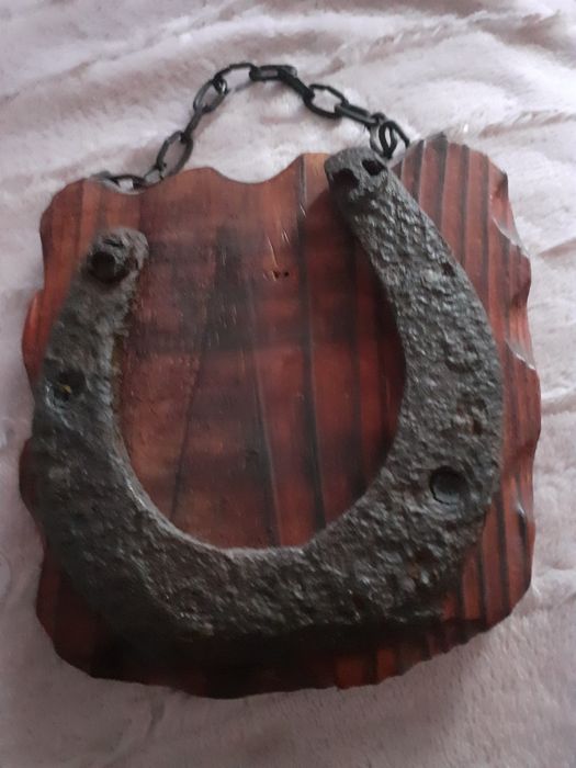 Piekna stara podkowa na desce bardzo ladny element dekoracyjny polecam