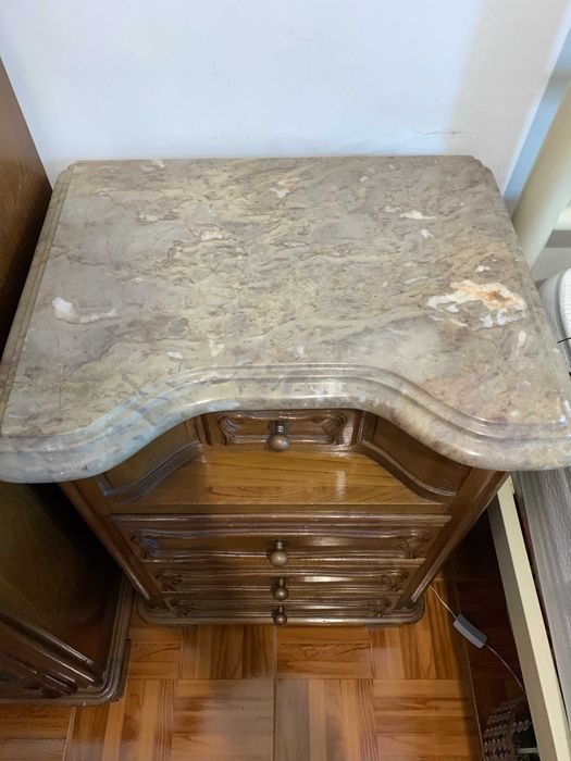 Mesinha de Cabeceira (Madeira Maciça/Tampo em Mármore)