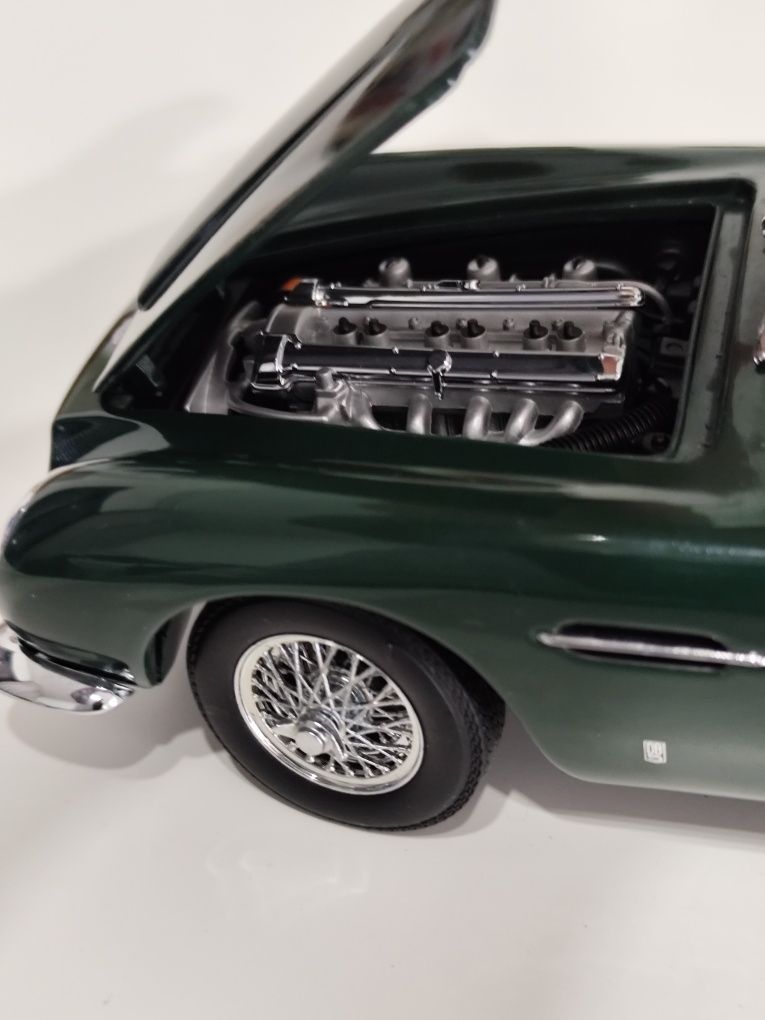 Aston Martin autoart 1/18