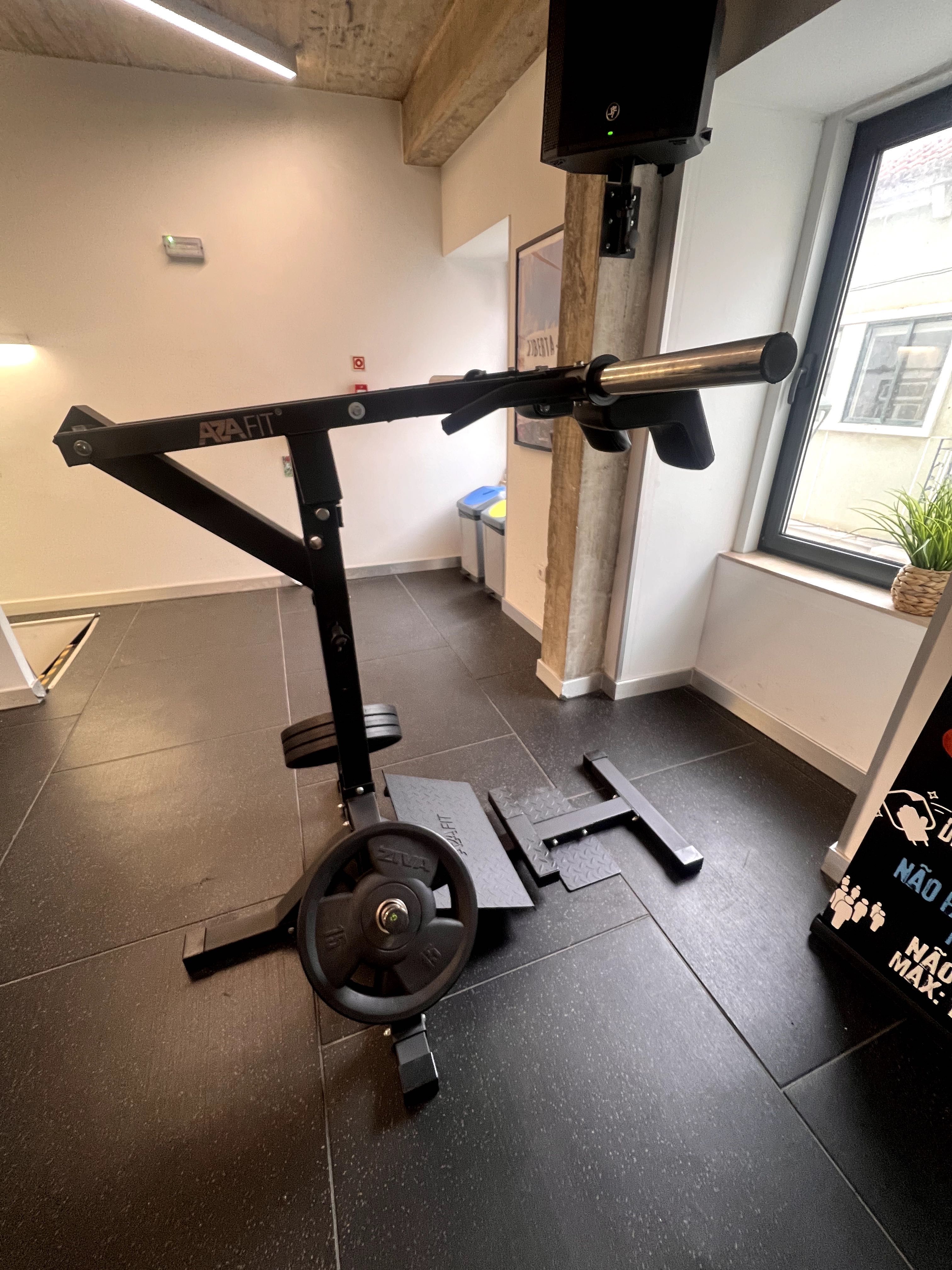 Vertical Hack Squat e gêmeo em pé