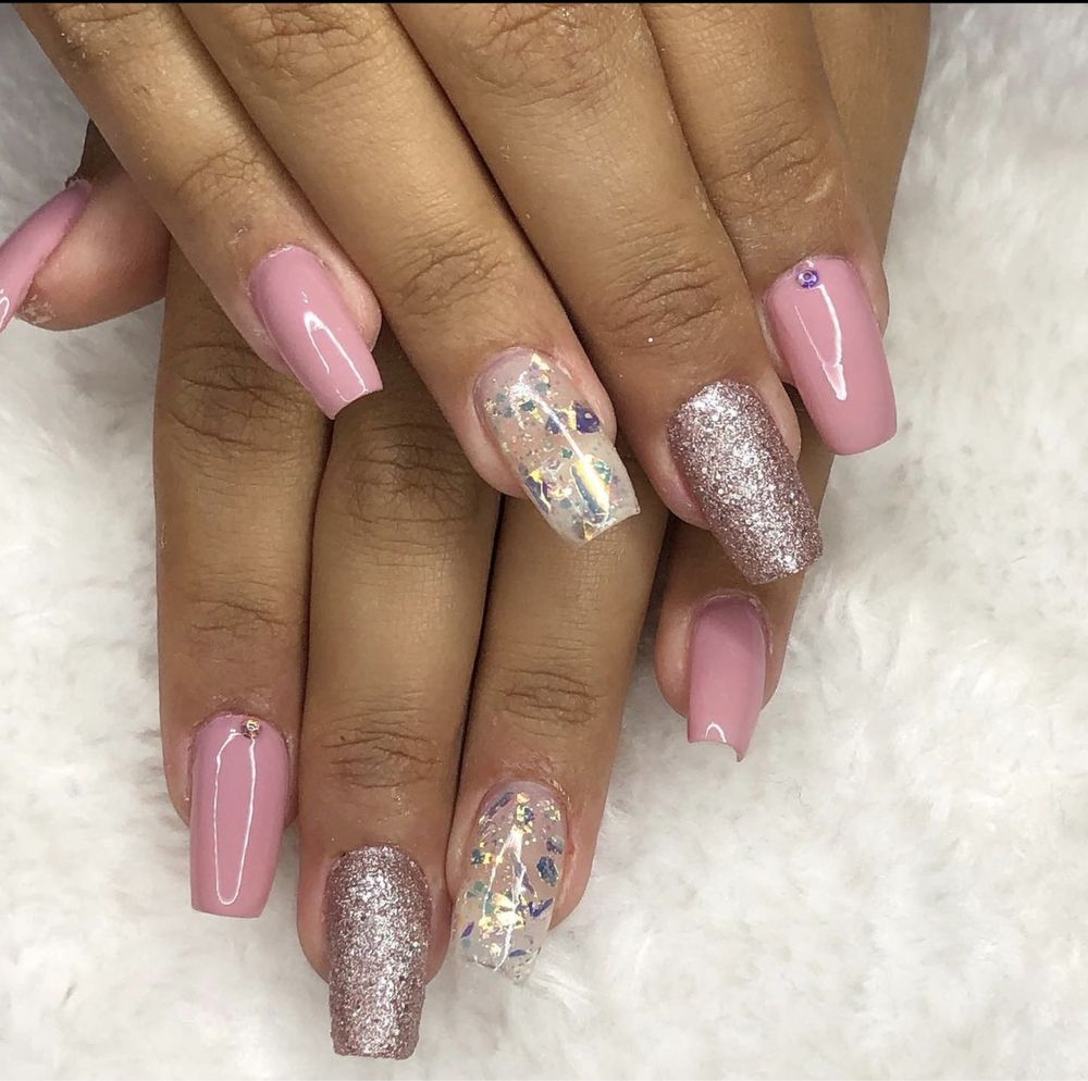 Unhas de gel e pedicure