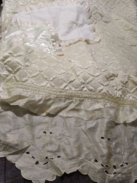 Подарунковий комплект на кровать з вишивкою