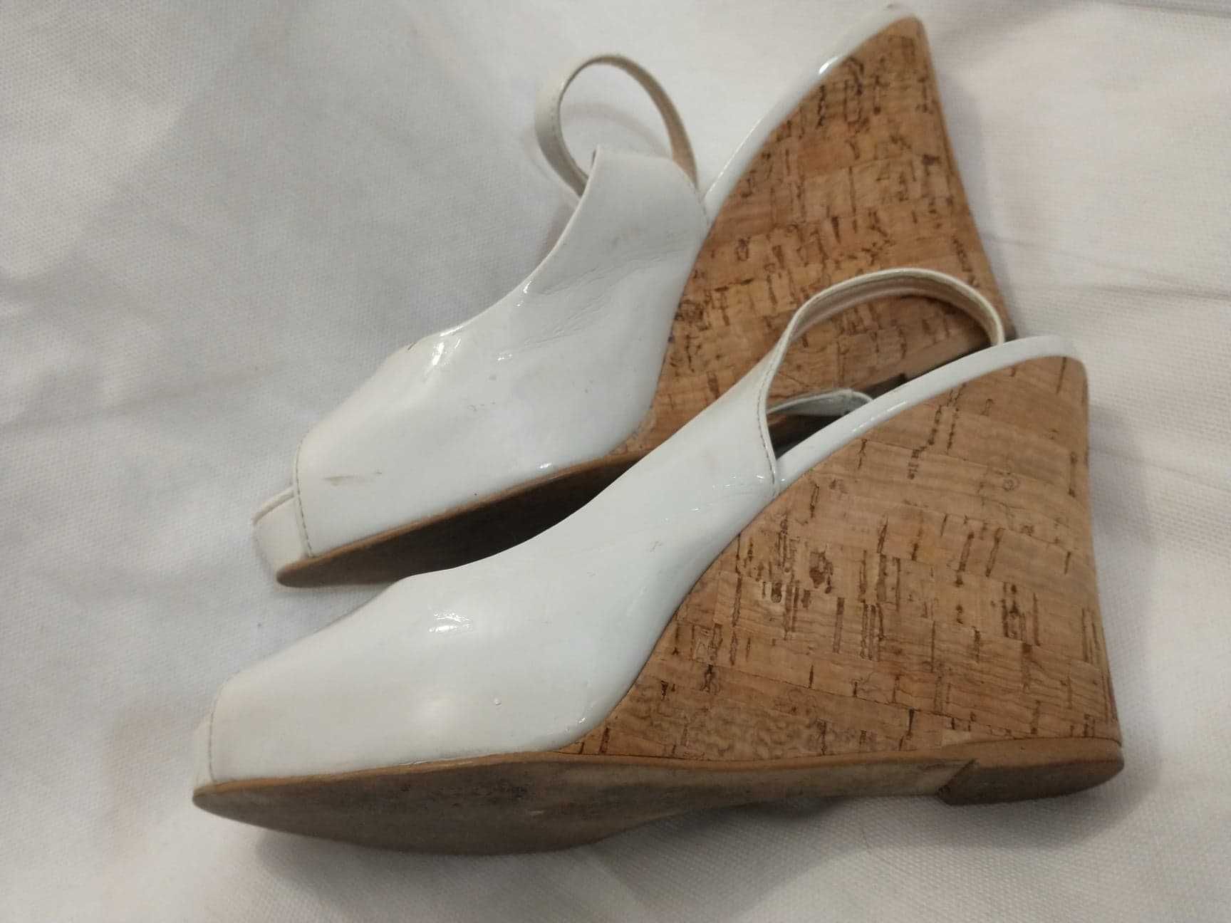 lakierowane białe sandały na korkowej koturnie R. 38