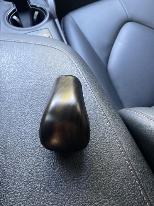 Ручка КПП Toyota Camry 70 з декоративною накладкою.