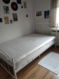 Łóżko białe z metalowymi ramami