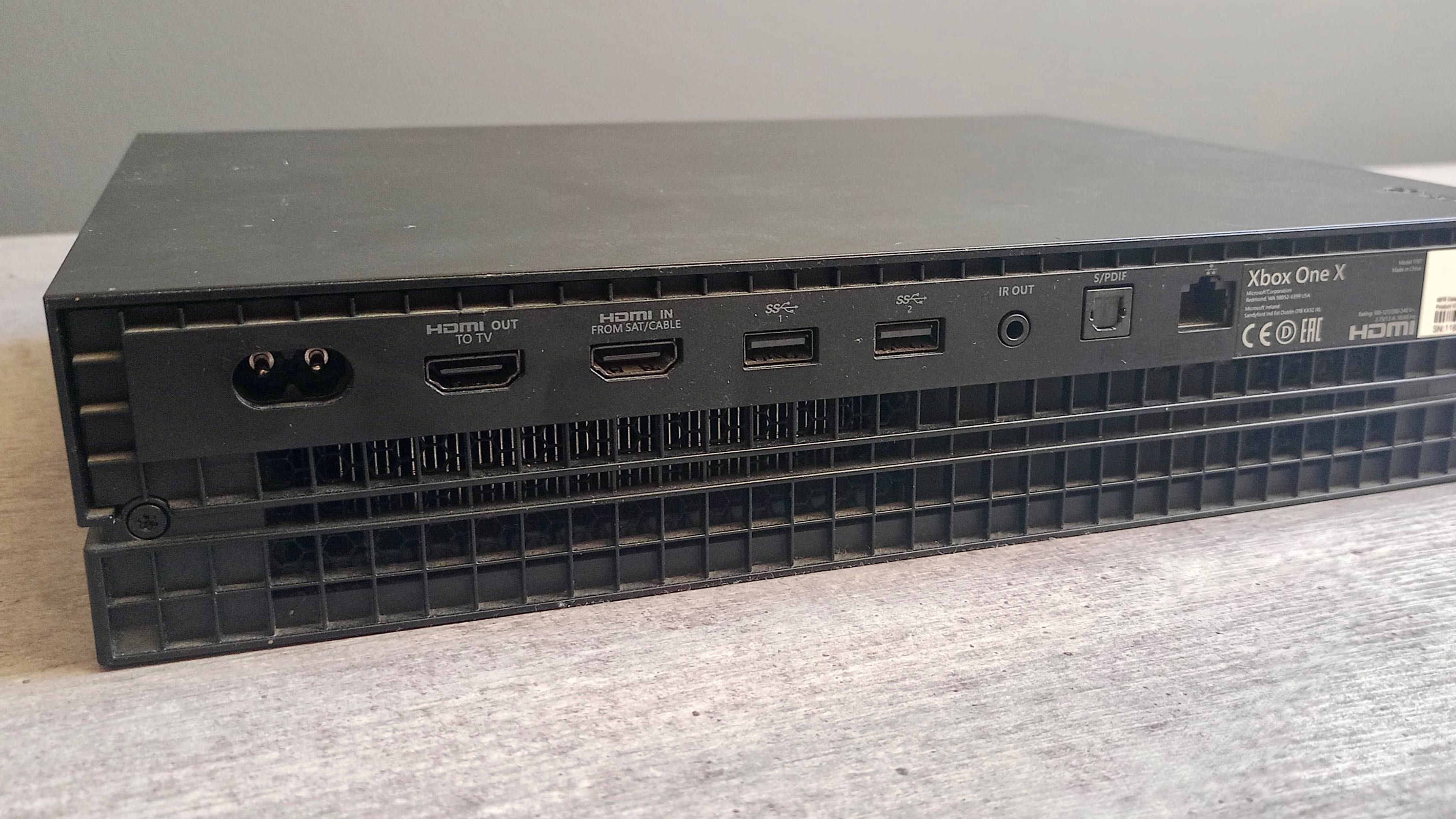 Xbox One X + Kontroler