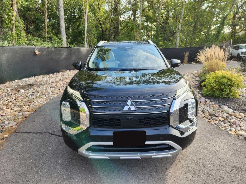 Mitsubishi Outlander      2024