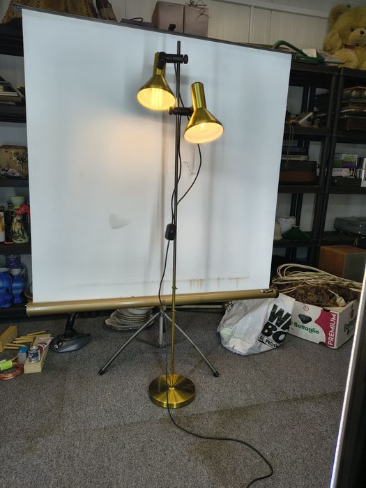 Lampa podłogowa vintage – imitacja mosiądzu, regulowane klosze
