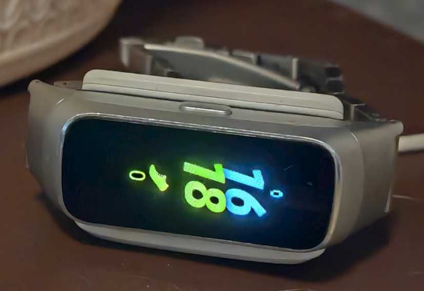 Samsung Galaxy A8 2018 и фитнес-браслет Samsung Galaxy Fit