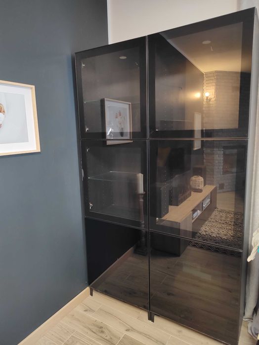 Czarna szafa, witryna z szklanym frontem. Podświetlana