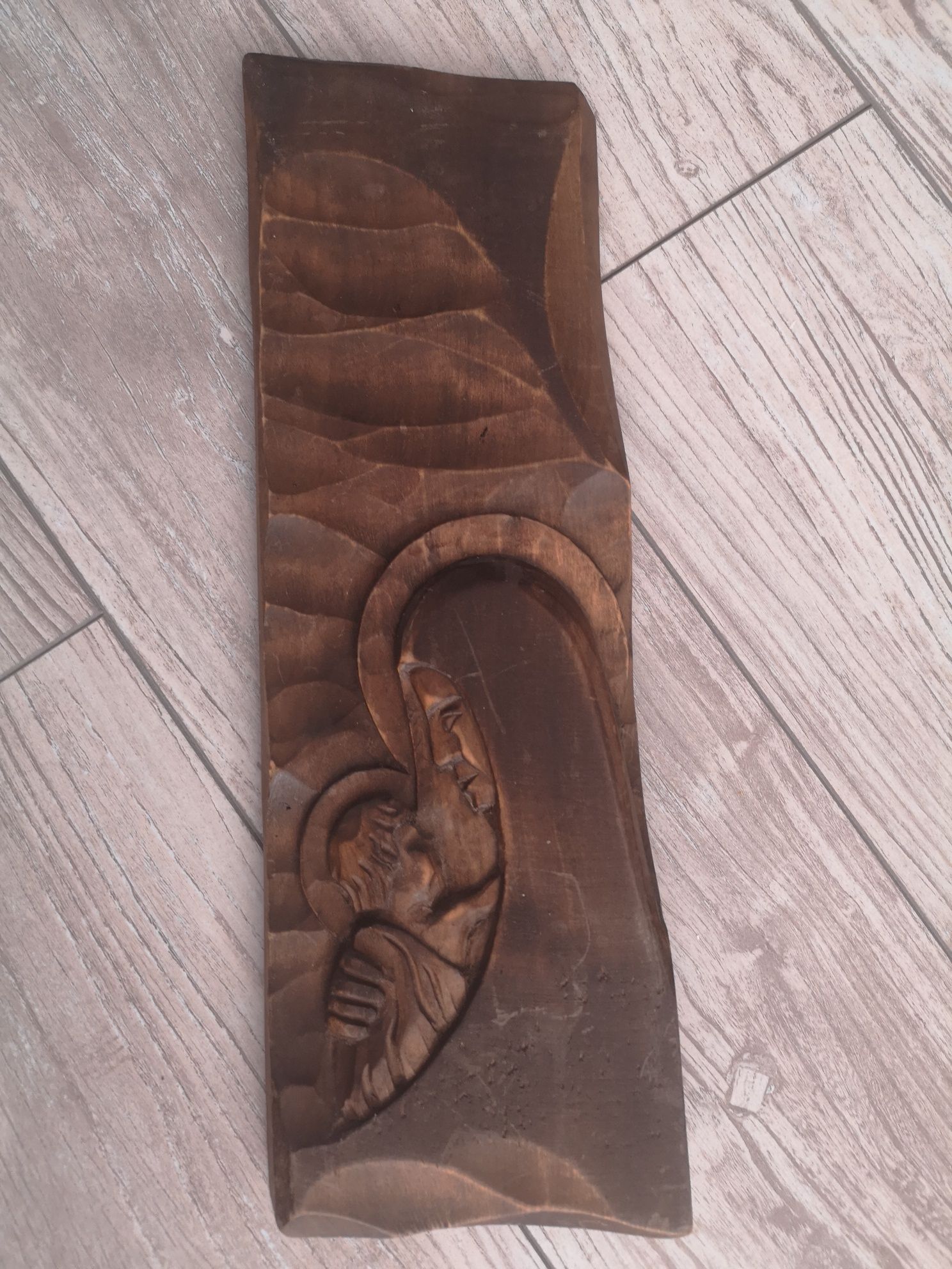 Płaskorzeźba drewniana wym. 36x12x2 cm.