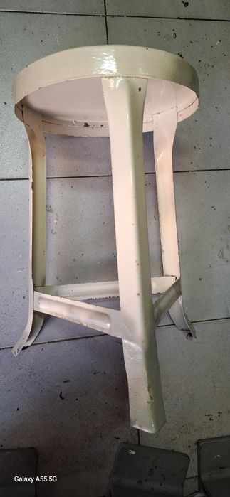 Antigo banco em metal