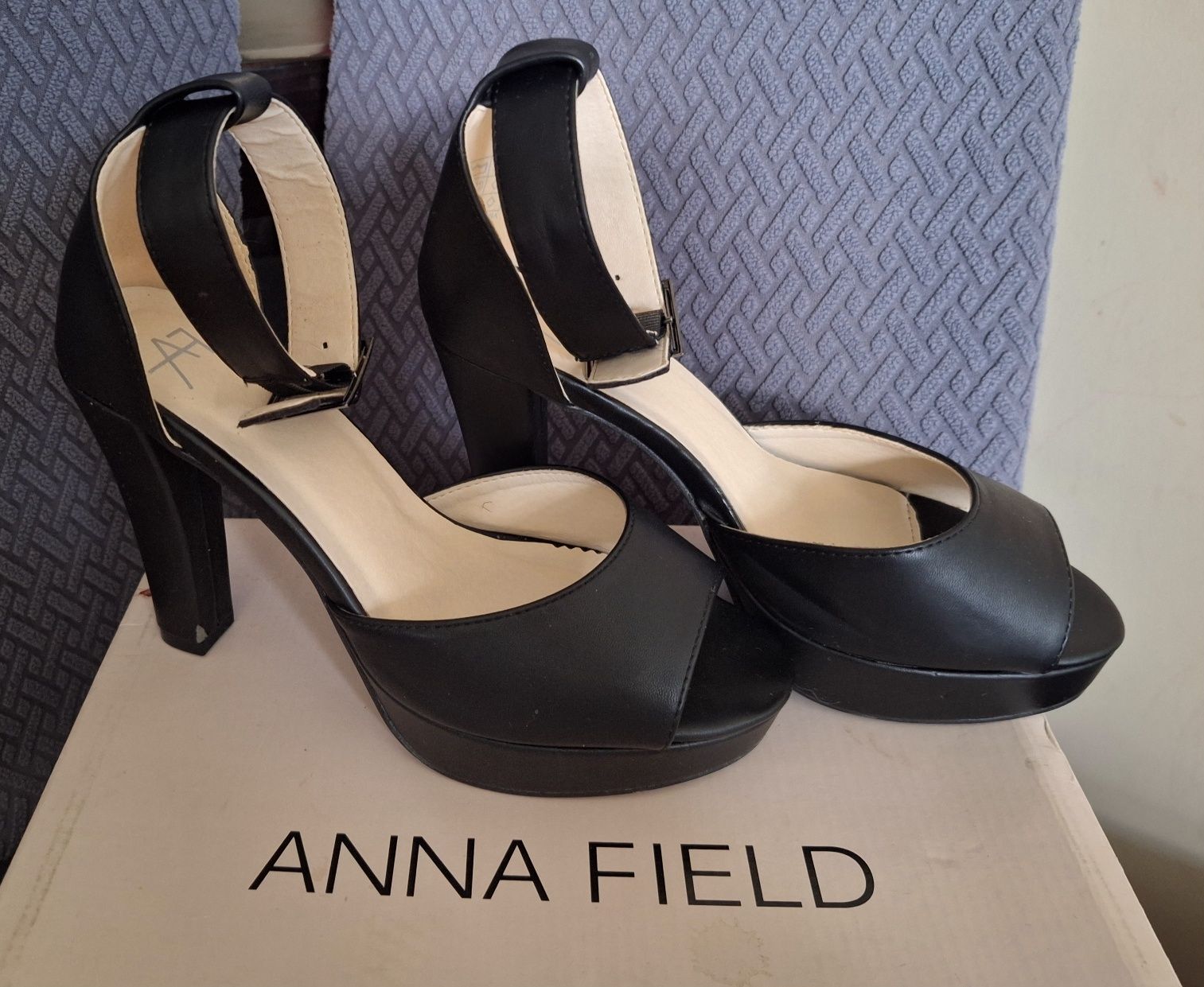 Piękne buty ANNA FIELD