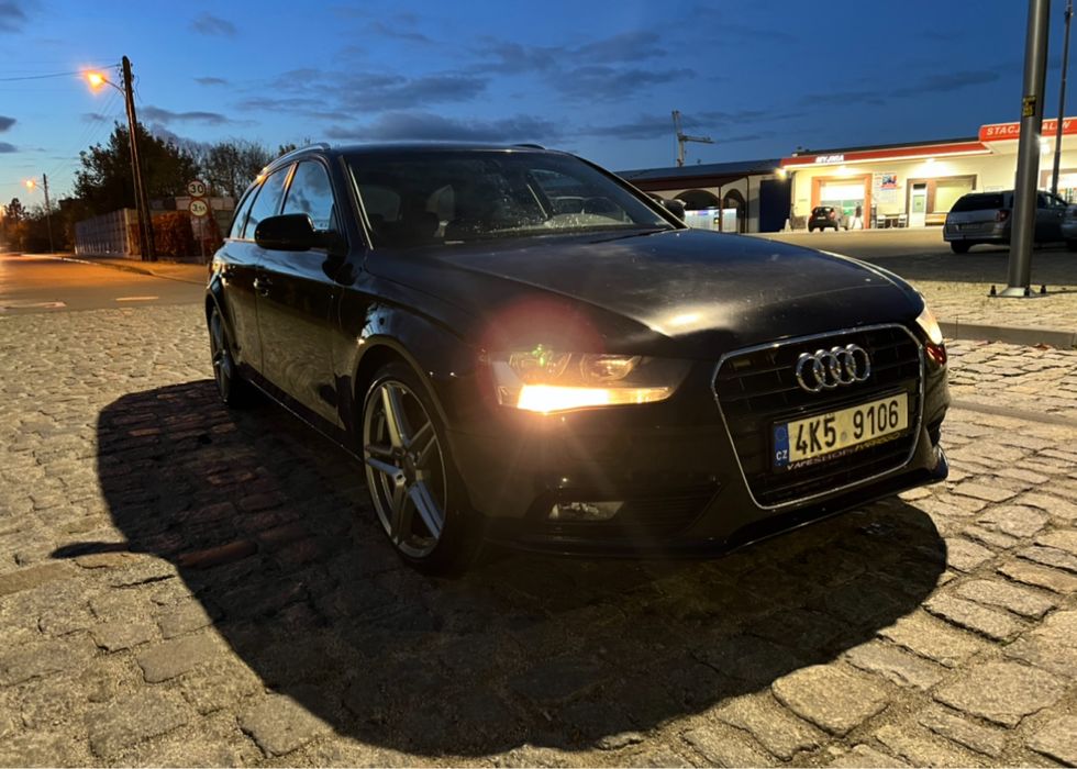 Audi A4B8 Lift 2012 rok 2.0tdi 144Ps