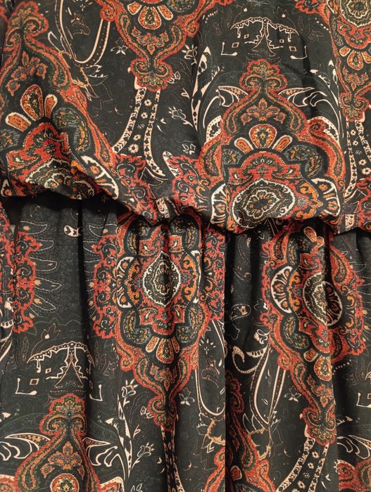 Sukienka wzór paisley, oryginalny fason i wzór