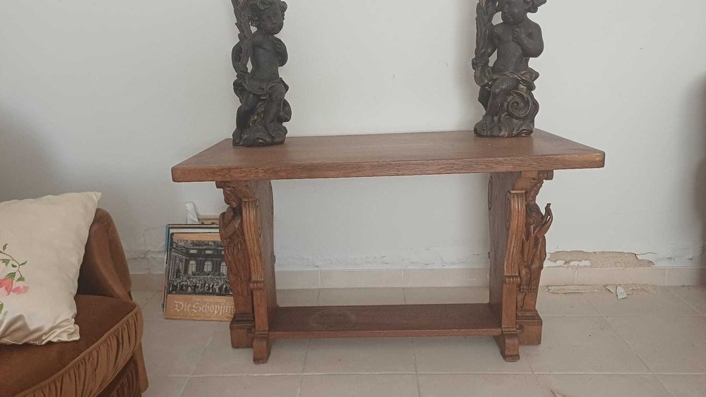 Mesa decorativa em madeira nobre com esculturas