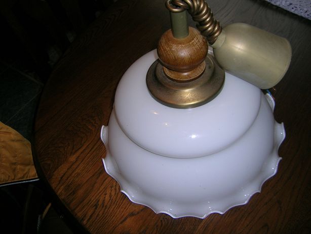 lampa kuchenna biała z falbanką