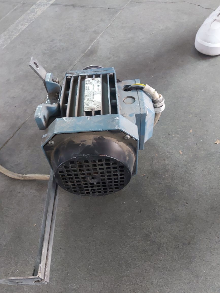 Motor ABB trifasico 0.9kw   1.3cv