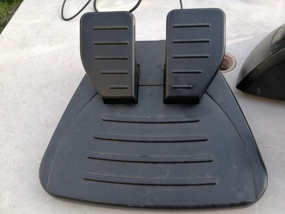 Volante pedais e meudança atrás do volante