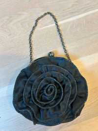 Śliczna, biżuteryjna torebka wizytowa w kształcie róży MENBUR