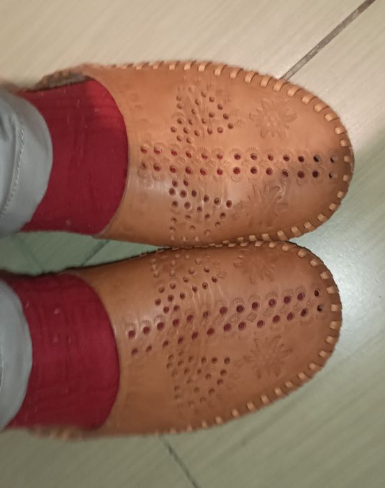 Góralskie klapki z  grubej naturalnej skóry, Rozmiar 41,5 / 42, 26 cm