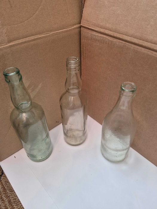 Dziewięć zielonych i przezroczystych butelki z prl