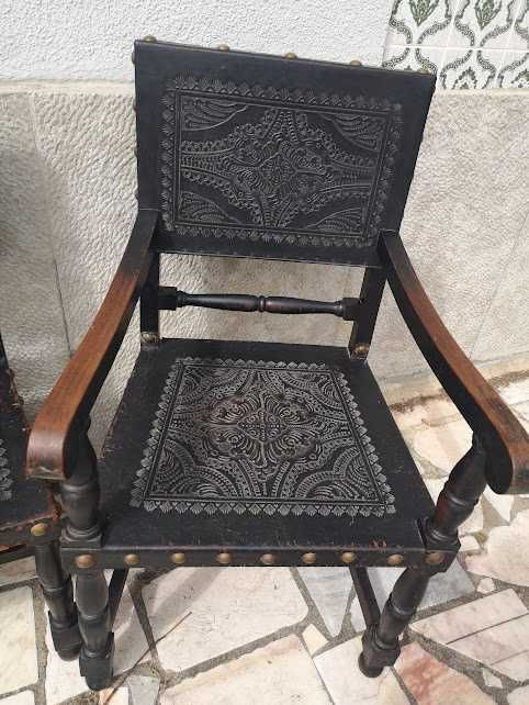 Conjunto cadeirões e cadeiras Antigas com base e costas Couro Lavrado