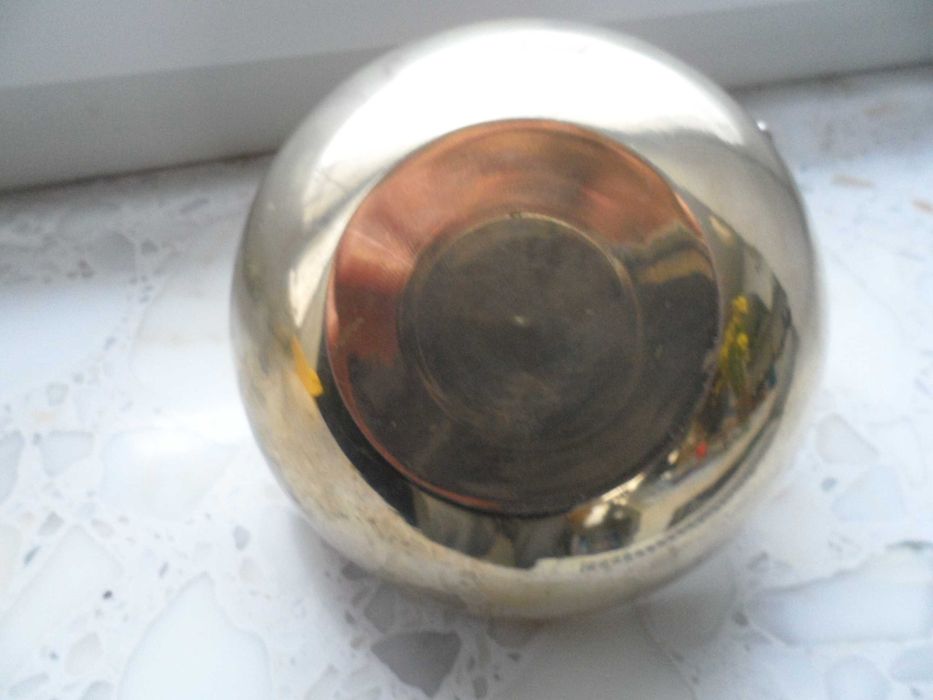 łabędź z mosiądzu