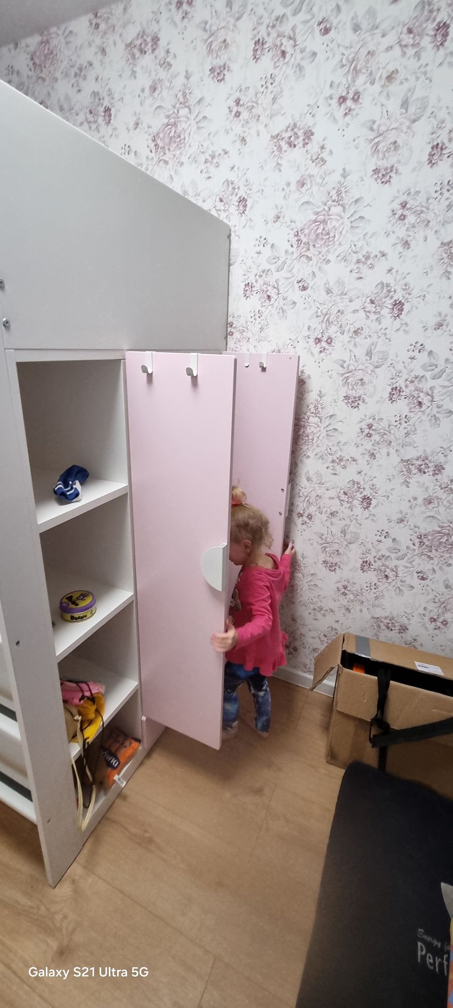 Łóżko ikea smastad na antresoli z biurkiem i szafą