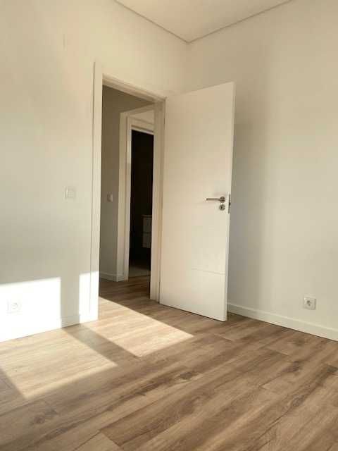 Apartamento T2, com terraço, remodelado, junto ao comboio da Amadora.