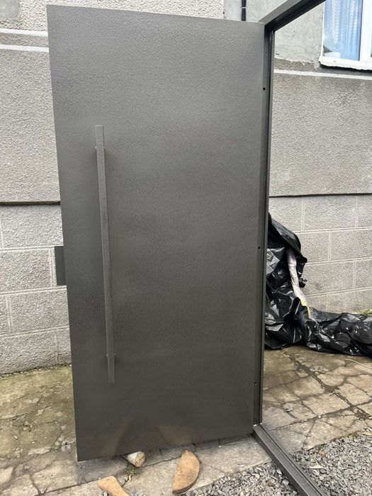 Двері в під'їзд в гараж в підвал