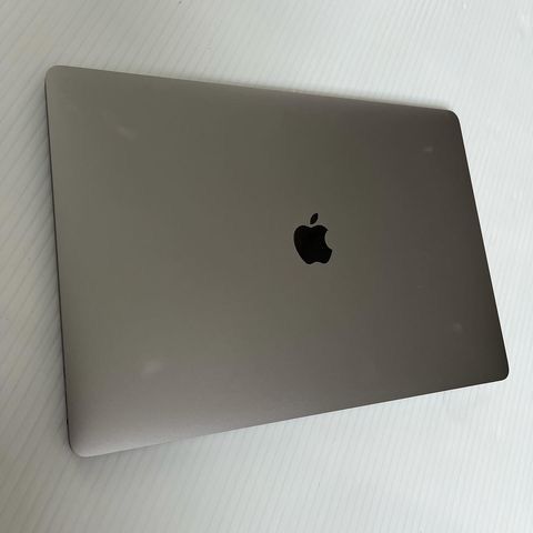 MacBook Pro 15  1990 (2018)