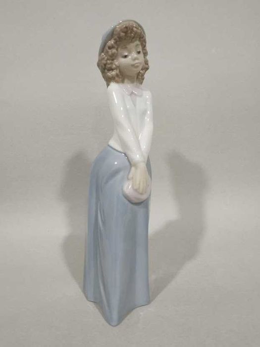 Статуэтка " Девушка в шляпке ". Nao Lladro . Испания. 24 см.