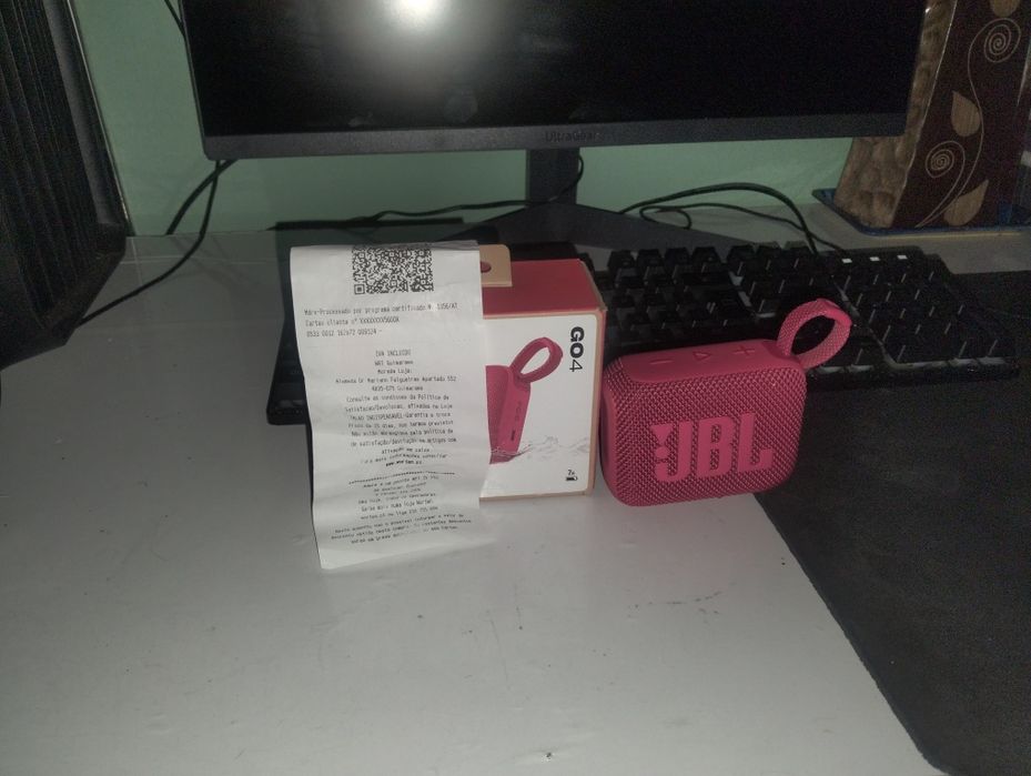 Coluna jbl 4 muito bom estado usado apenas  3 vezes