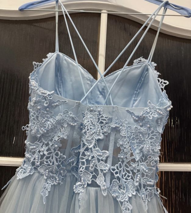 Blekitna tiulowa suknia z perełkami