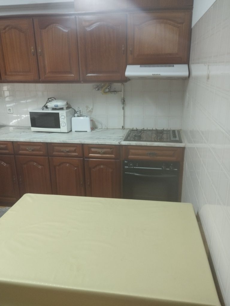 Quartos estudantes feminino junto macdonald