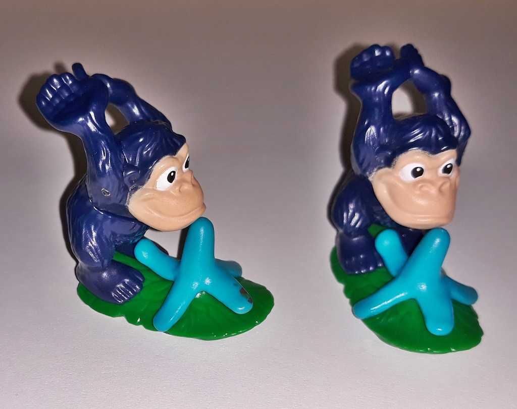 2 figurki małpy z Kinder Niespodzianki.