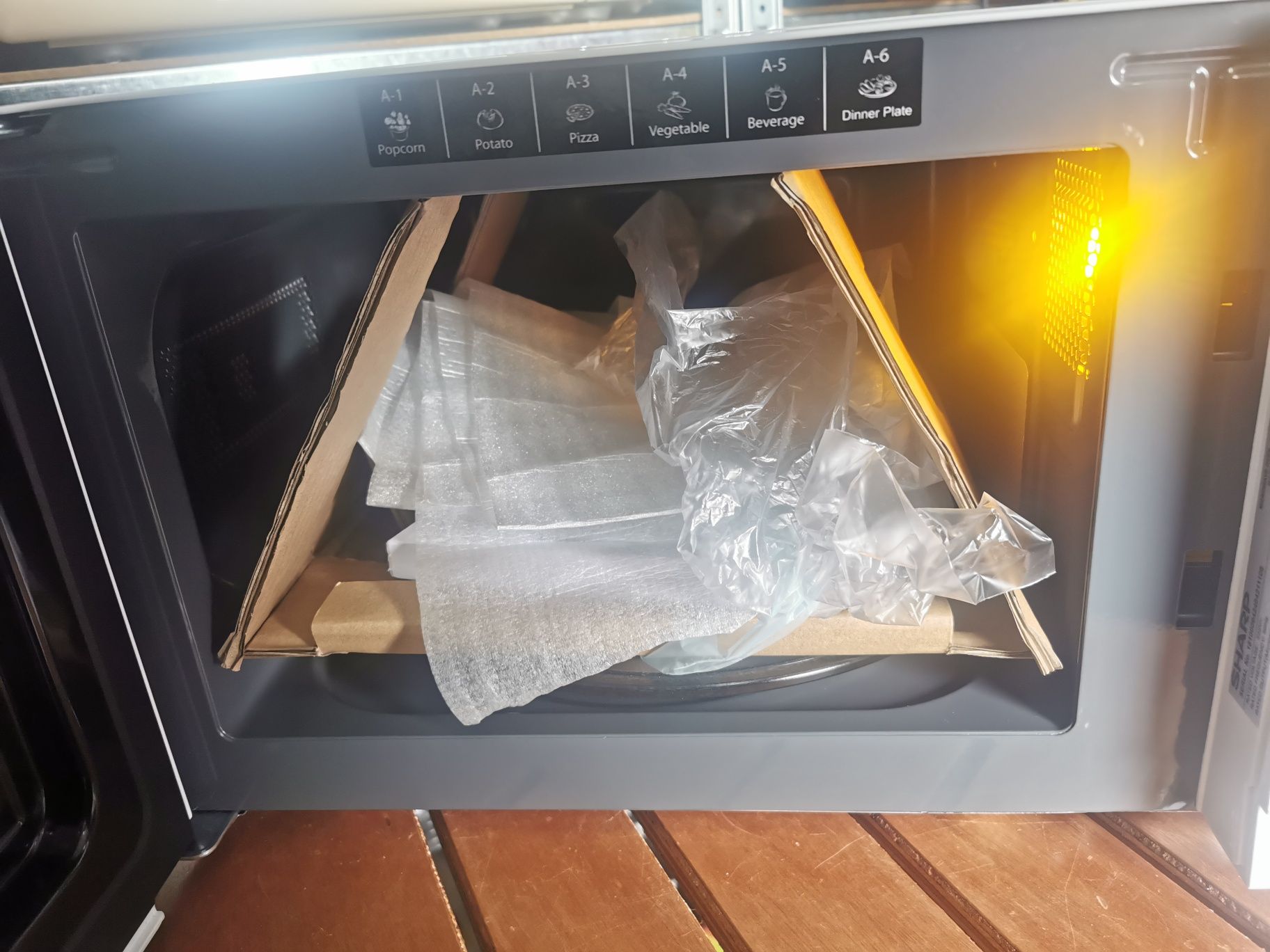 Kuchenka mikrofalowa Sharp R242WW
