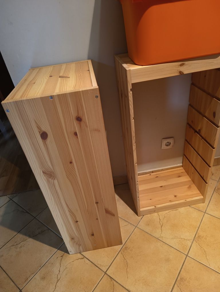 Dwa regały z pojemnikami IKEA jasna sosna
