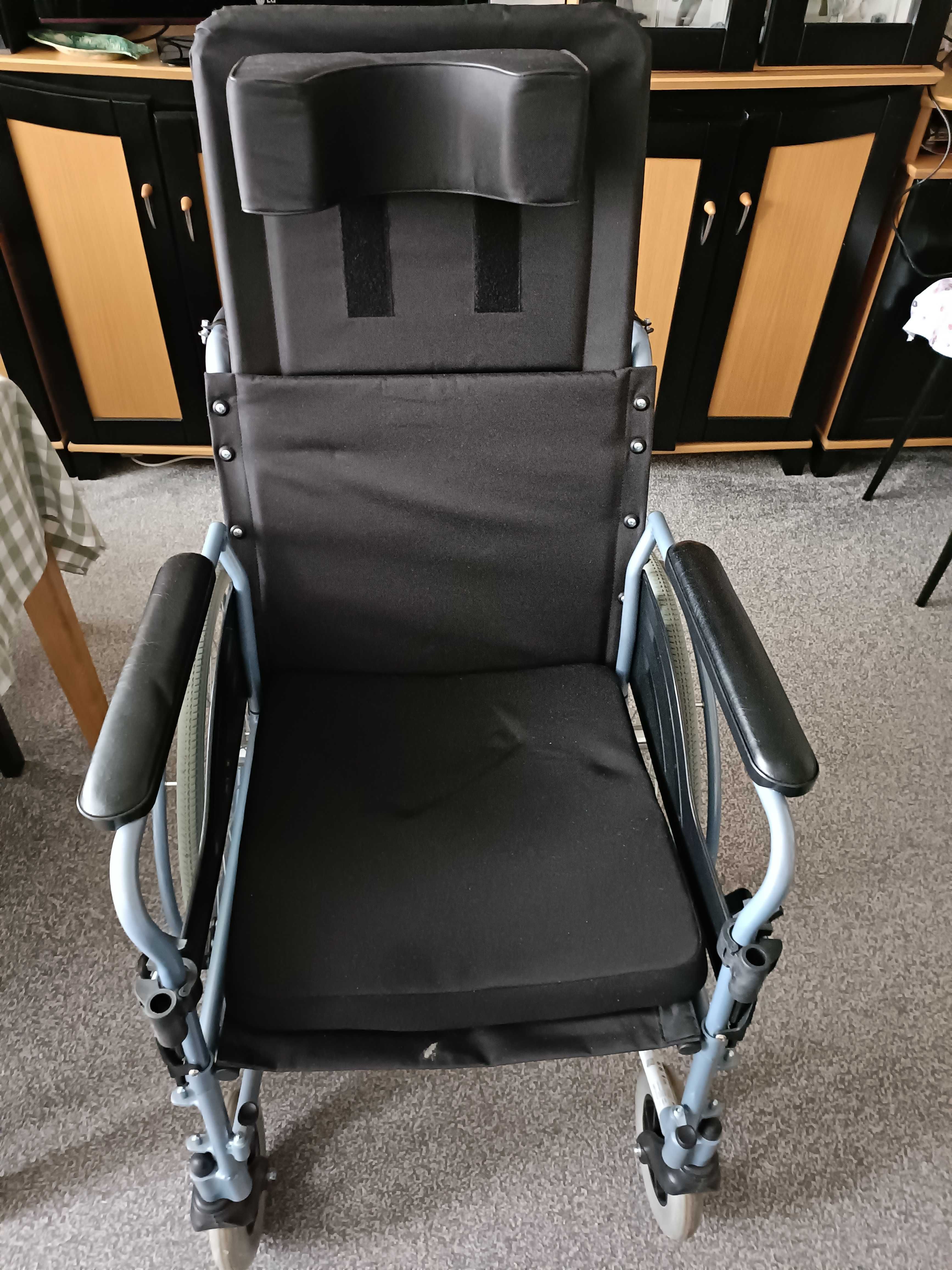 Wózek inwalidzki rozkładany do pozycji półleżącej