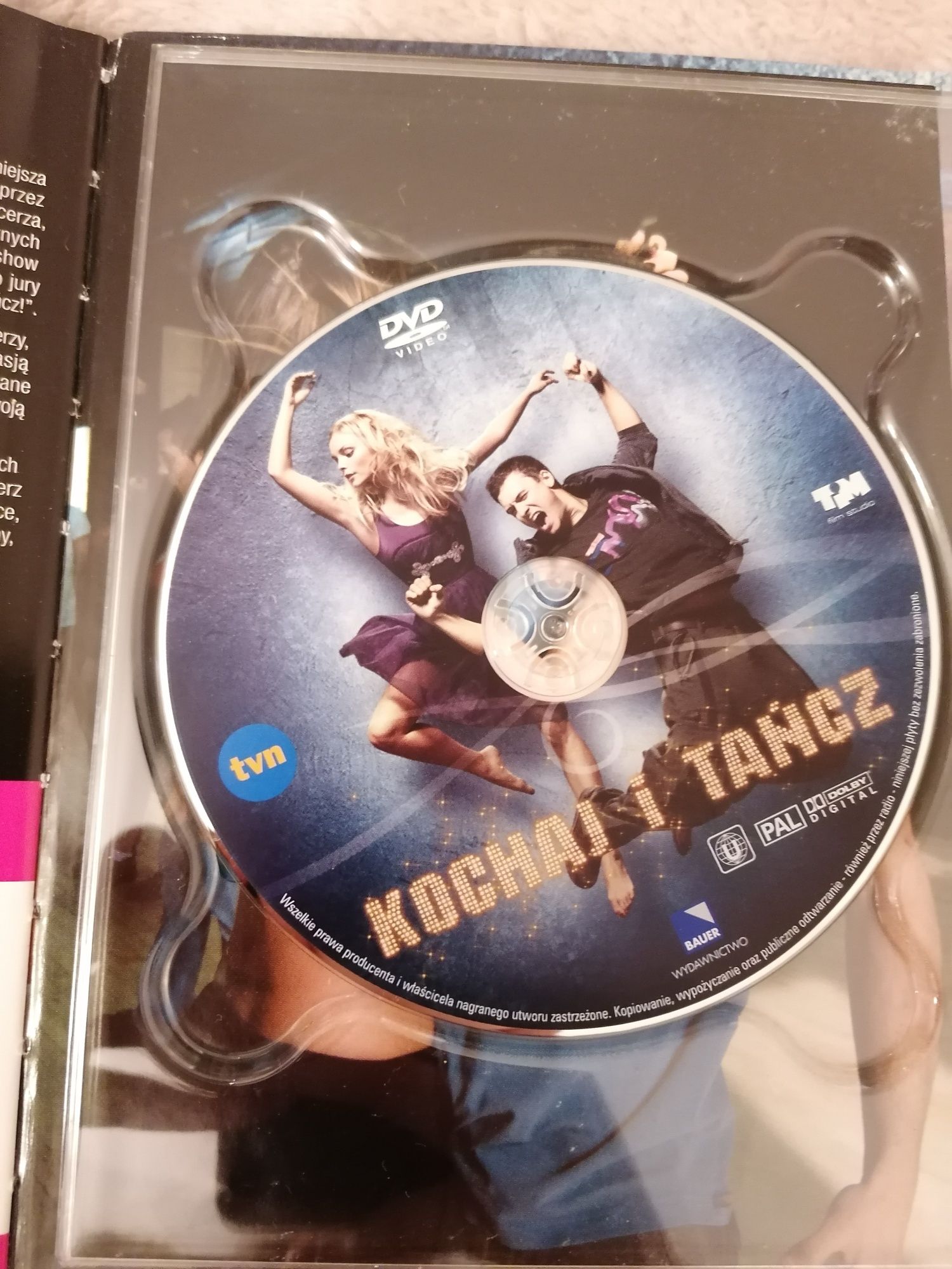 Książka + film DVD,, kochaj i tańcz ''