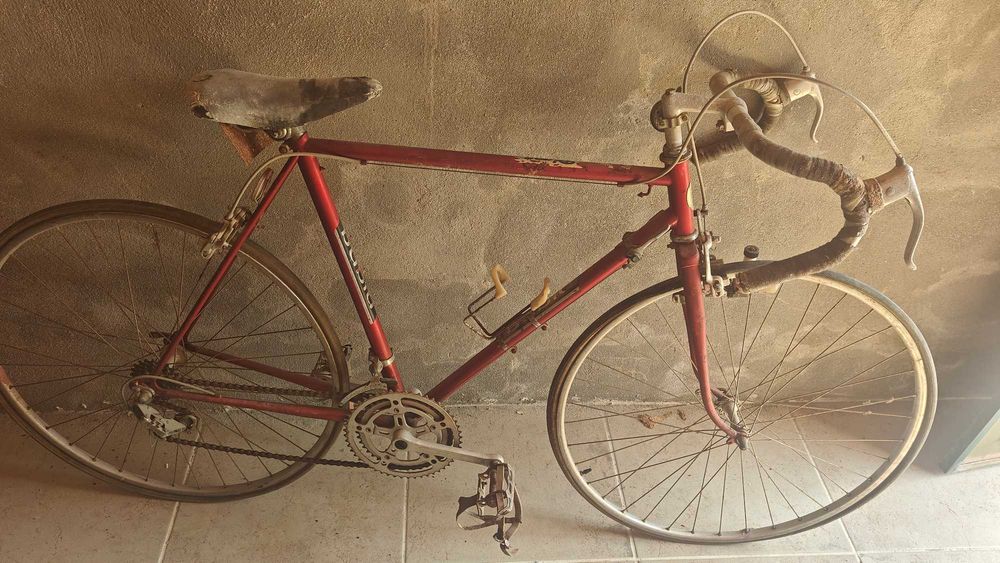 Bicicleta ciclismo antiga com mais 50 anos para restaurar