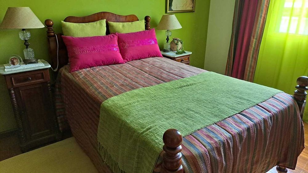 Camilha antiga Madeirense e duas mesas de cabeceira.