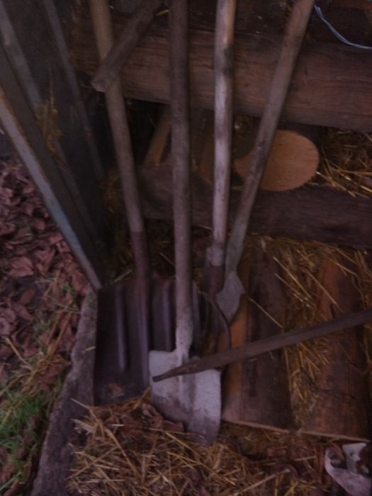 Продам лопати, різний інвентар