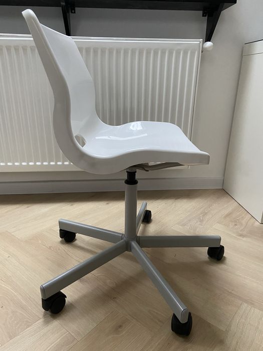 Obrotowe, plastikowe, białe krzeslo IKEA