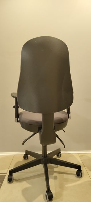 Młodzieżowe krzesło/fotel biurowy firmy OFFIX. Kolor szary, regulowany