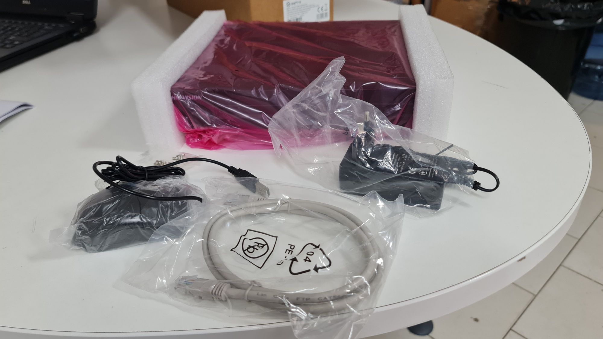 Gravador de videovigilância 8 canais por IP HIK VISION