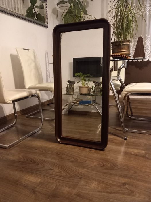 Lustro można powiesić.