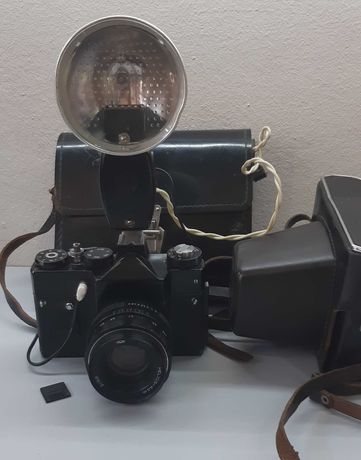 kolekcjonerski Zenit TTL wraz z lampą błyskową Czajka