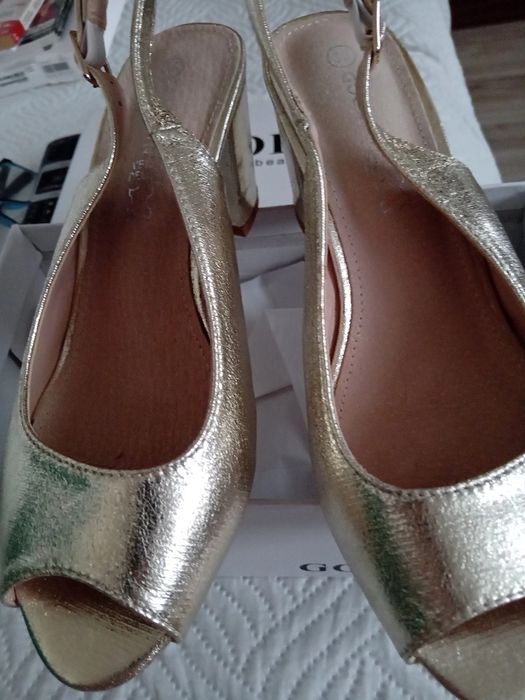 Buty na obcasie kolor zloty